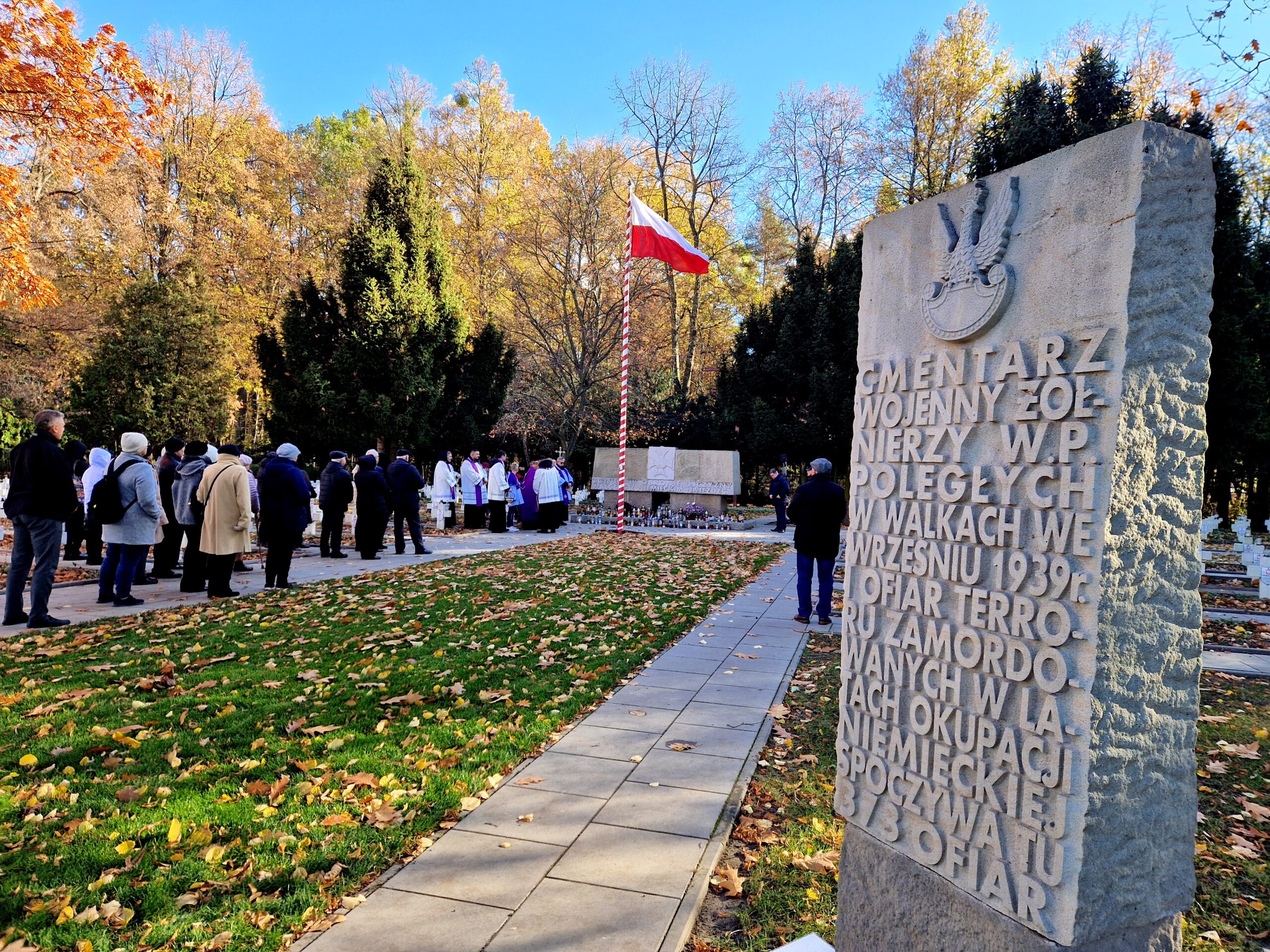 PROCESJA NA CMENTARZ WOJENNY W DZIEŃ ZADUSZNY